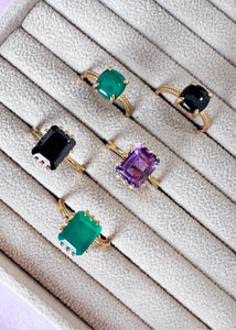 Ringe fra carré jewellery i guld med grønne agat ædelsten 
