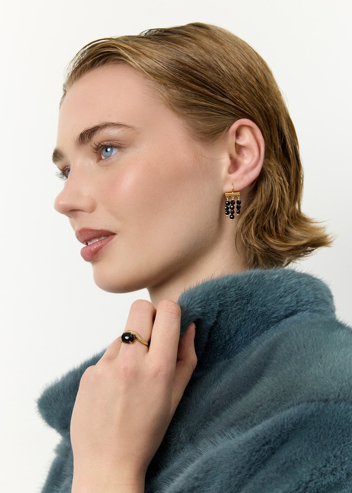 Ung kvinde med smykker i guldbelagt sølv fra carré jewellery med sorte agat ædelsten og sildebensmønster