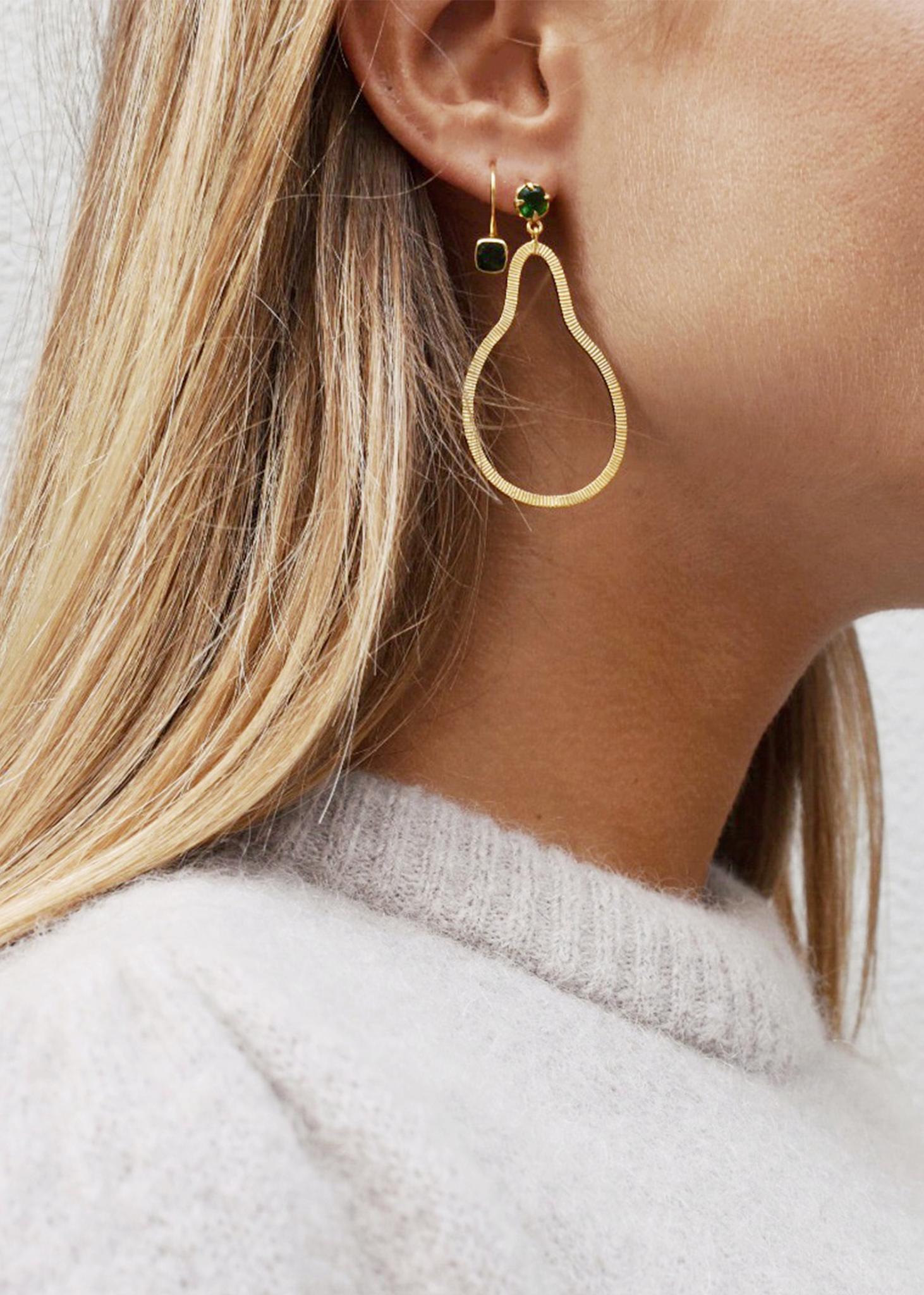 Store hængeøreringe i guld med grønne sten og stor guld dråbe på udsalg hos Carré Jewellery
