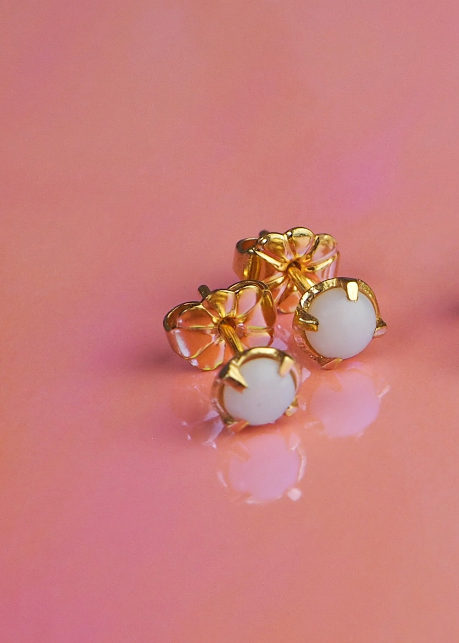 Candy Ohrstecker mit weißem Opal - vergoldet