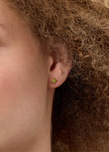 Lille ørestik i guldbelagt sterling sølv med grøn peridot ædelsten fra carré jewellery 