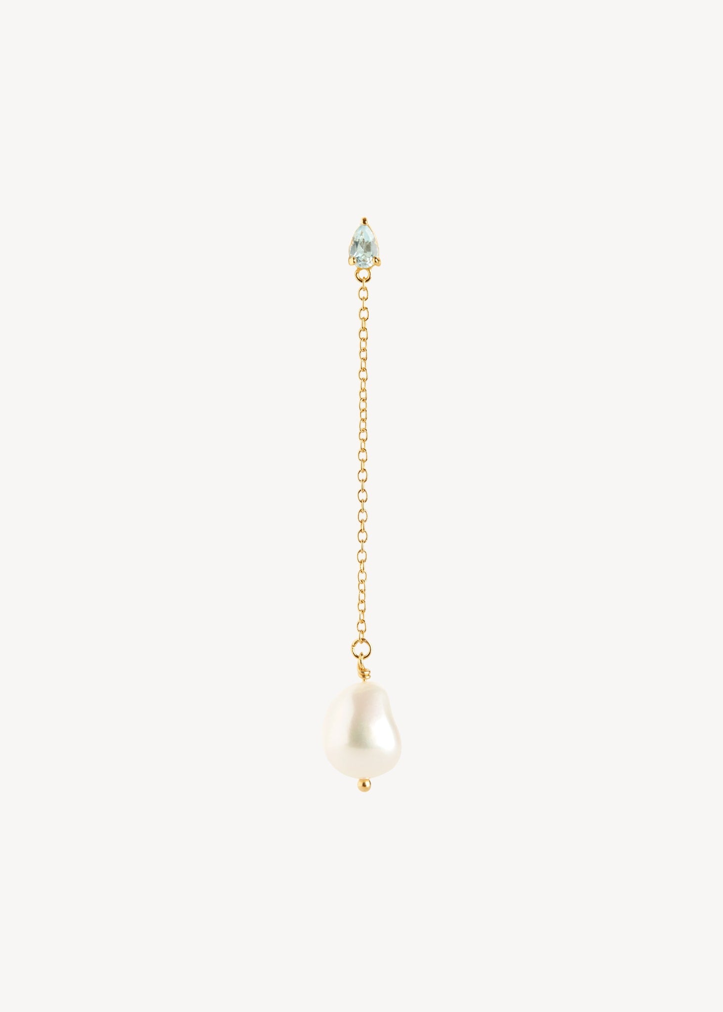 Lange perleøreringe i guldbelagt sterling sølv til mænd og kvinder med lang guld kæde og en blå topas ædelsten og en hvid barok ferskvandsperle på tilbud hos Carré Jewellery 