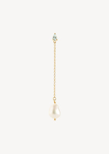 Lange perleøreringe i guldbelagt sterling sølv til mænd og kvinder med lang guld kæde og en blå topas ædelsten og en hvid barok ferskvandsperle på tilbud hos Carré Jewellery 
