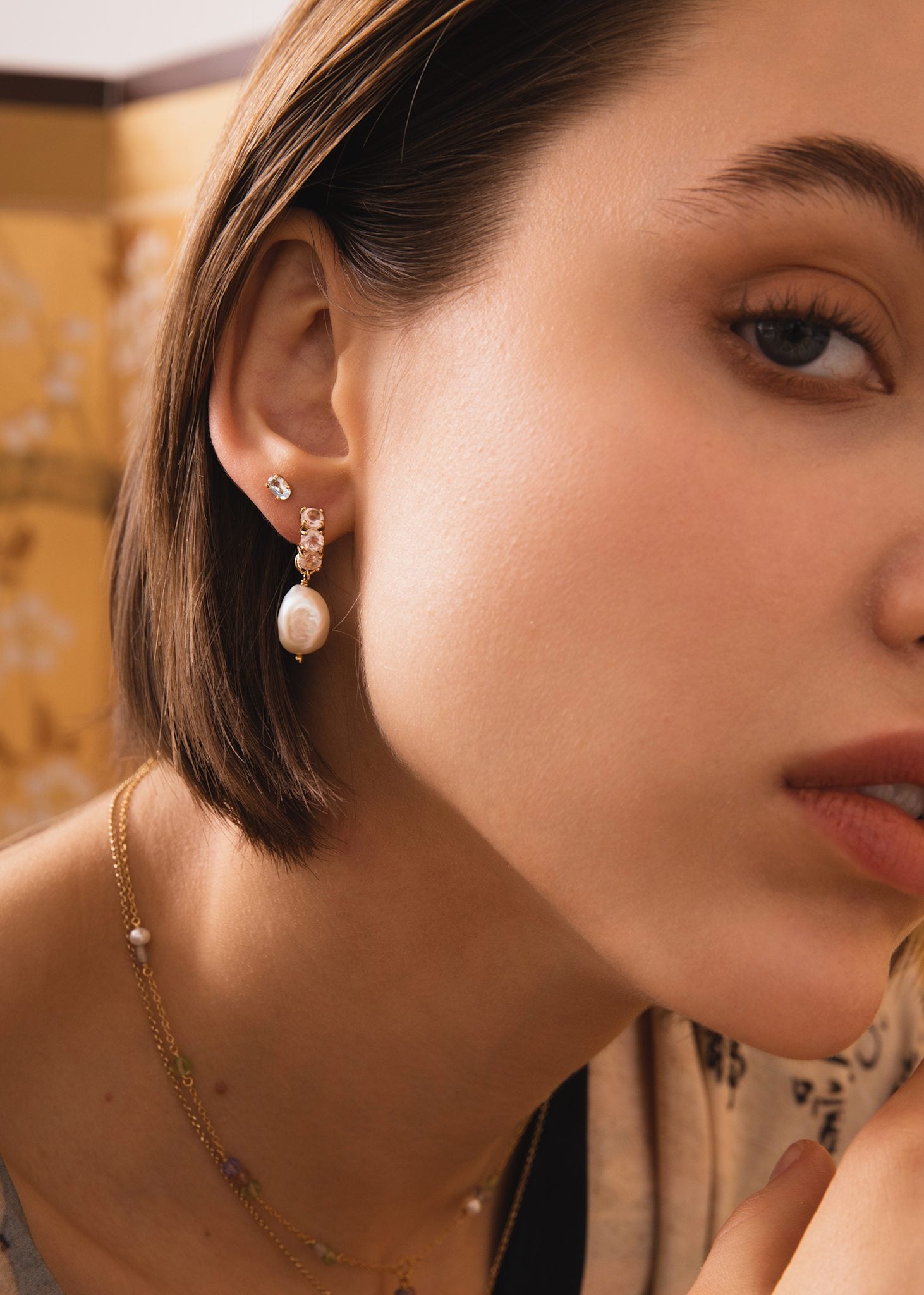 Kvinde med sølv ørestikker med blå topas ædelsten til kun 100 kr fra carré jewellery 
