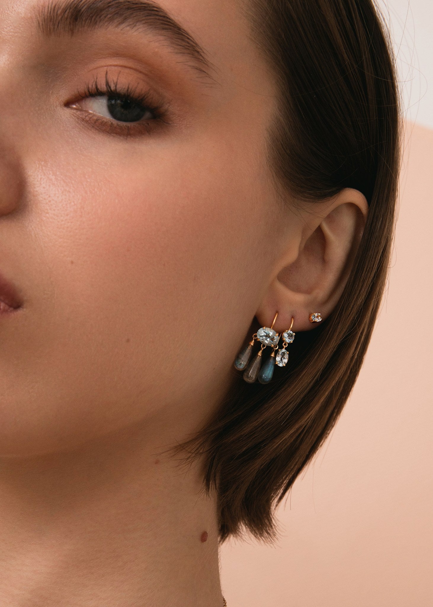 Esther Ohrstecker mit blauem Topas - vergoldet
