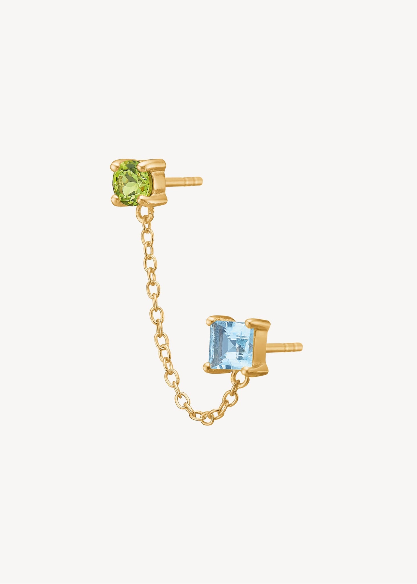 Dobbelt ørestik med kæde fra carré jewellery i guldbelagt sterling sølv med grøn periodt og blå topas ædelsten og en tynd ankerkæde imellem til 200 kr 