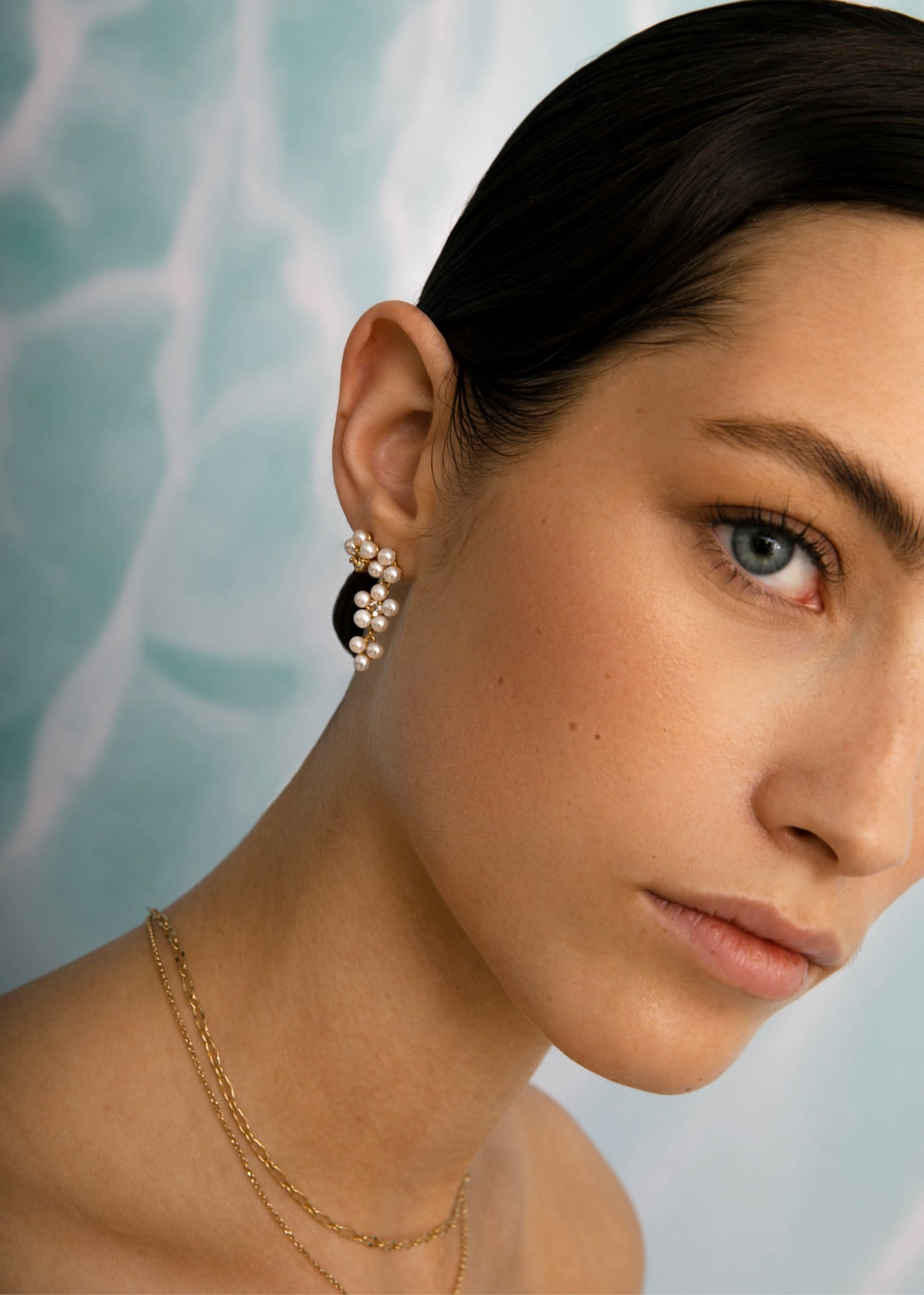 Kvinde med perleøreringe fra carré jewellery og øre stickers med ferskvandsperler og blå topas