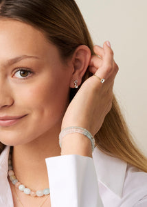 Kvinde med smukke ørestikker i guldbelagt sterling sølv med blå topas og prasiolit ædelsten på udsalg hos Carré Jewellery 