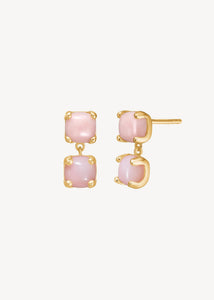 Hængeøreringe i guldbelagt sterling sølv sat med oktobers fødselssten, to lyserøde opal ædelsten på tilbud hos Carré Jewellery, perfekt gave til hende 
