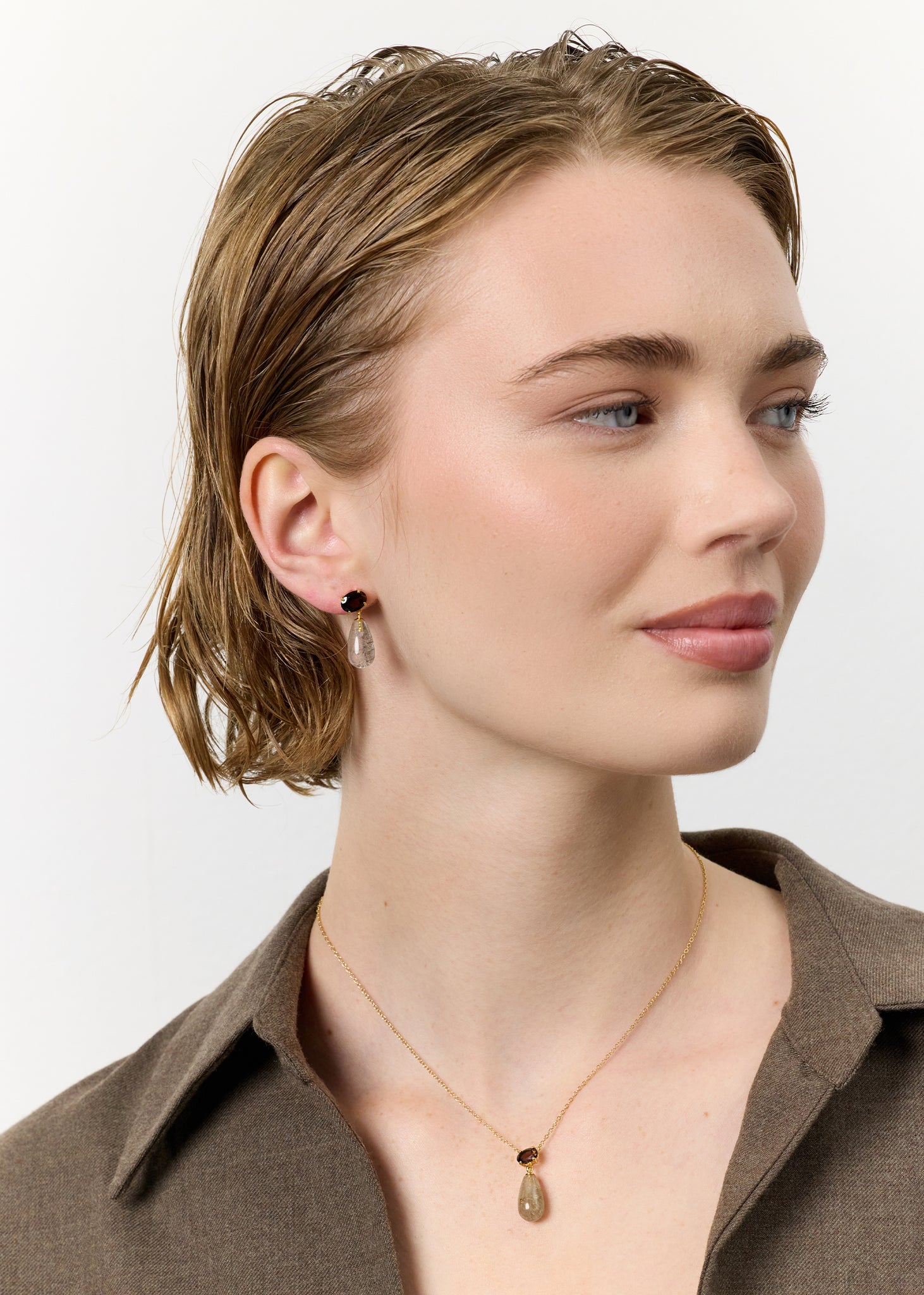 Ung kvinde med hængeøreringe og  halskæde i guldbelagt sterling sølv med brun røg kvarts ædelsten fra carré jewellery