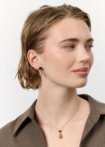 Ung kvinde med hængeøreringe og  halskæde i guldbelagt sterling sølv med brun røg kvarts ædelsten fra carré jewellery
