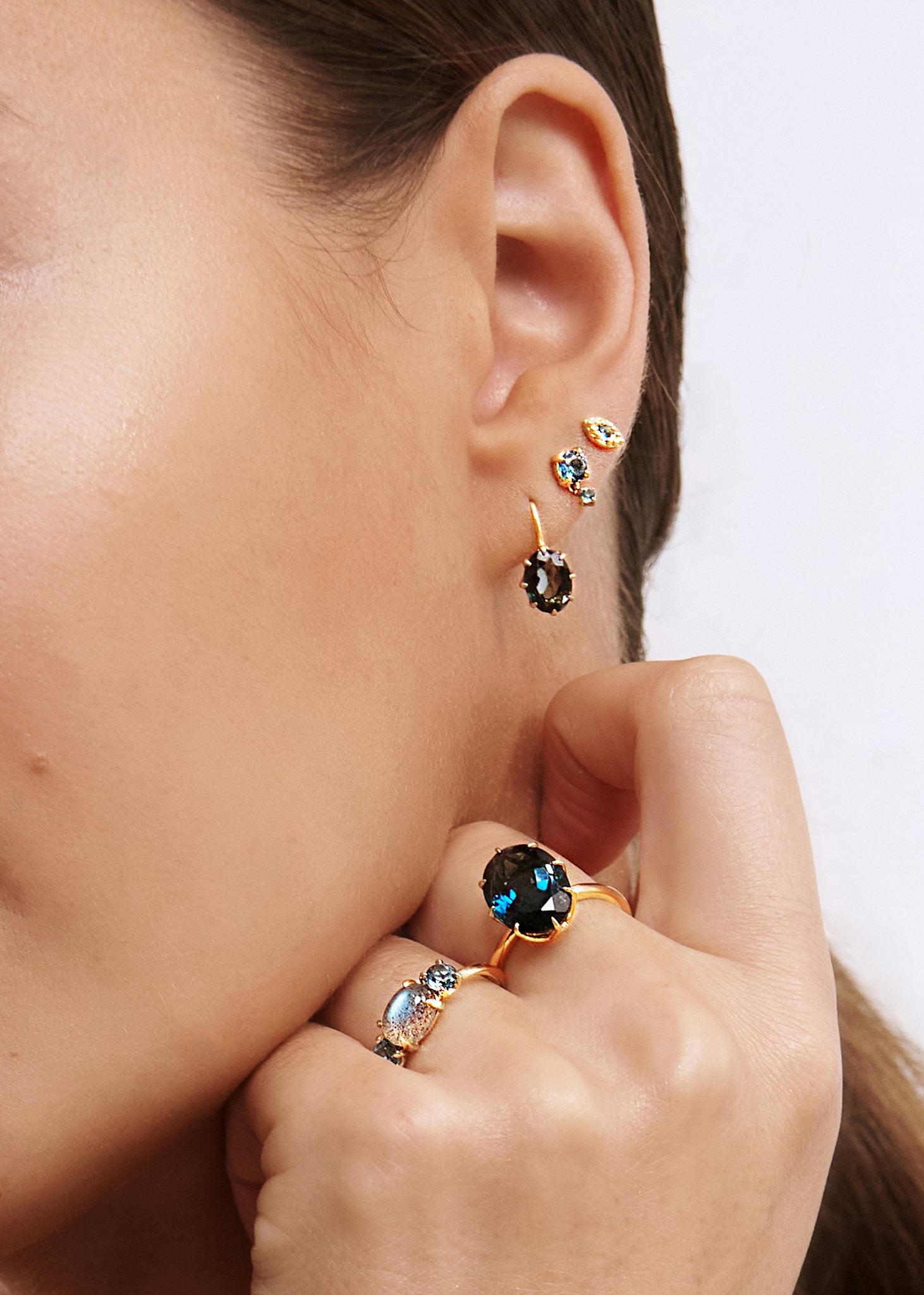 Ung kvinde med london blå topas smykker fra carré jewellery