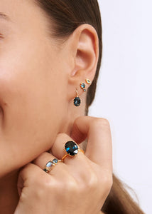 Ung kvinde med london blå topas smykker i ægte guld fra carré jewellery 