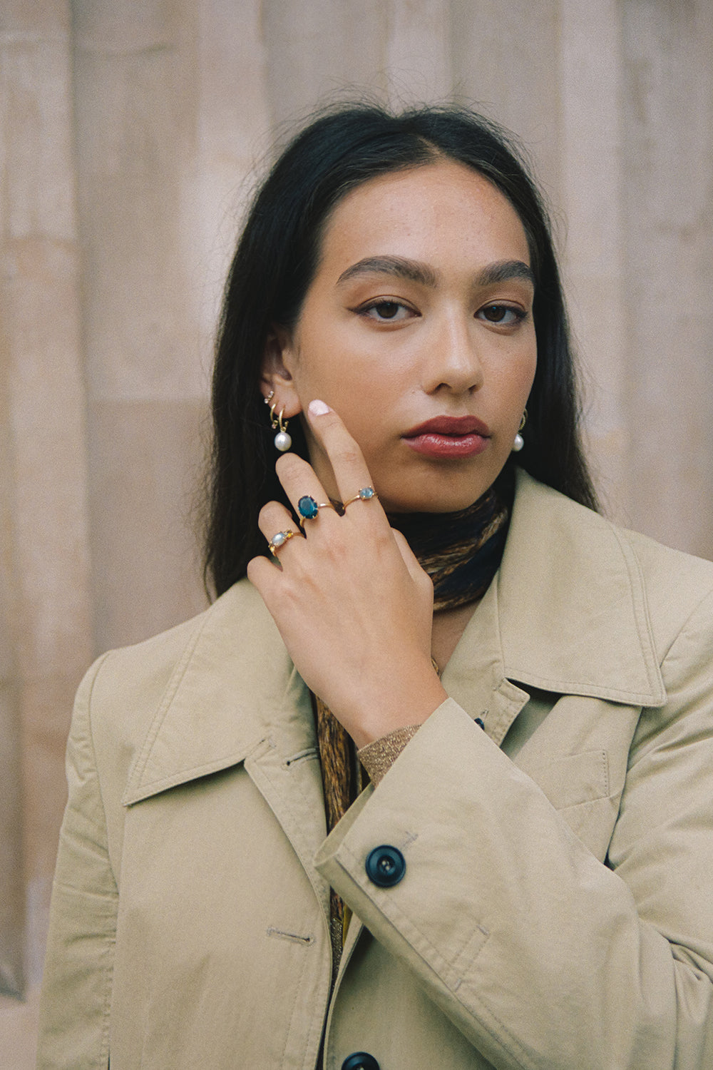 Kvinde med store smykker i ægte 10-karat guld fra Carré Jewellery sat med blå london topas ædelsten