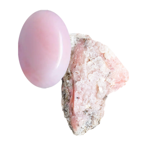Billede af en ovalslebet pink opal og en rå pink opal ædelsten på usynlig baggrund