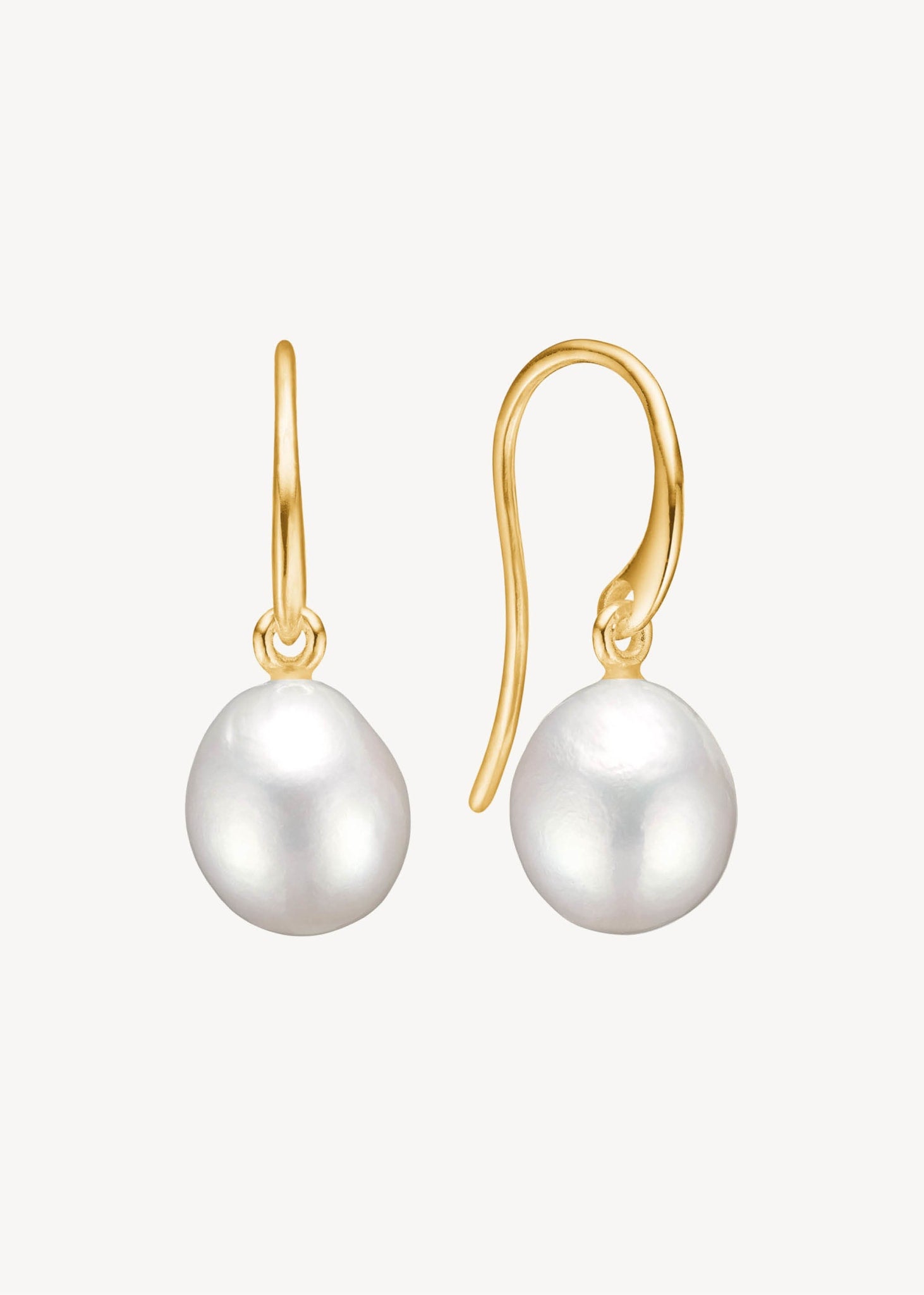 Smukke klassiske og elegante øreringe til konfirmation og bruden 2025 med store, hvide ferskvandsperler i guld