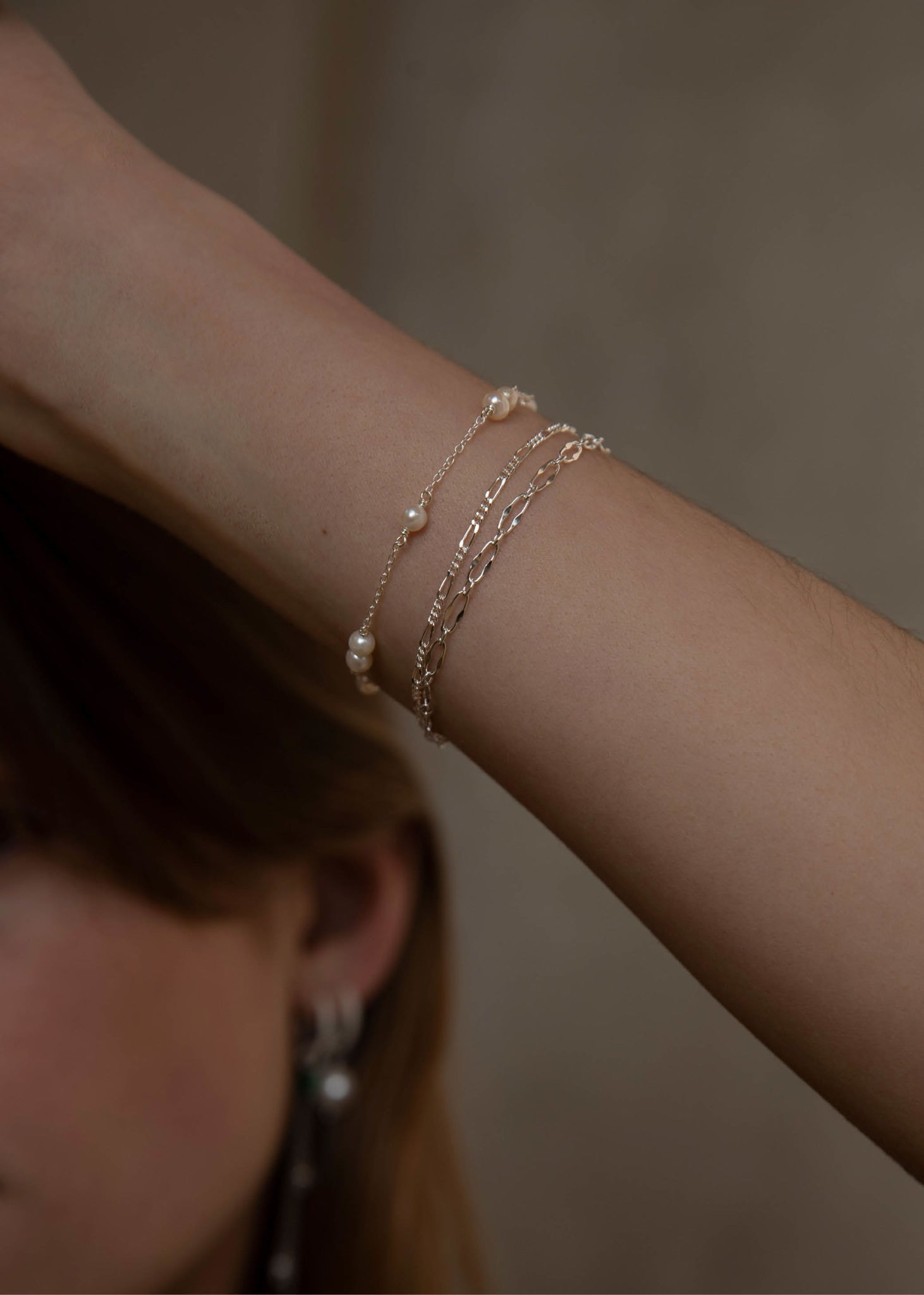 Kvinde med armbånd i vandfast sterling sølv fra carré jewellery 