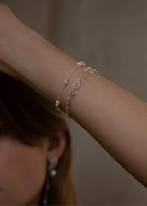 Kvinde med armbånd i vandfast sterling sølv fra carré jewellery 