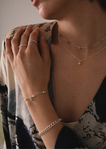 Kvinde med vandfast sølv armbånd med grønne peridot ædelsten til hende og ham