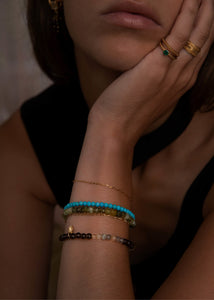 kvinde med ædelstensarmbånd i spirituel stil med turkis ædelsten fra carré jewellery til ham og hende