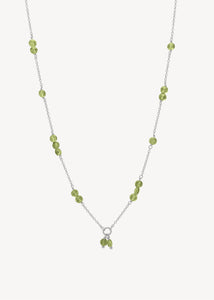Kort halskæde i sterling sølv med grønne peridot ædelsten, der er augusts fødselssten. Perfekt gave til hende med augusts fødselssten