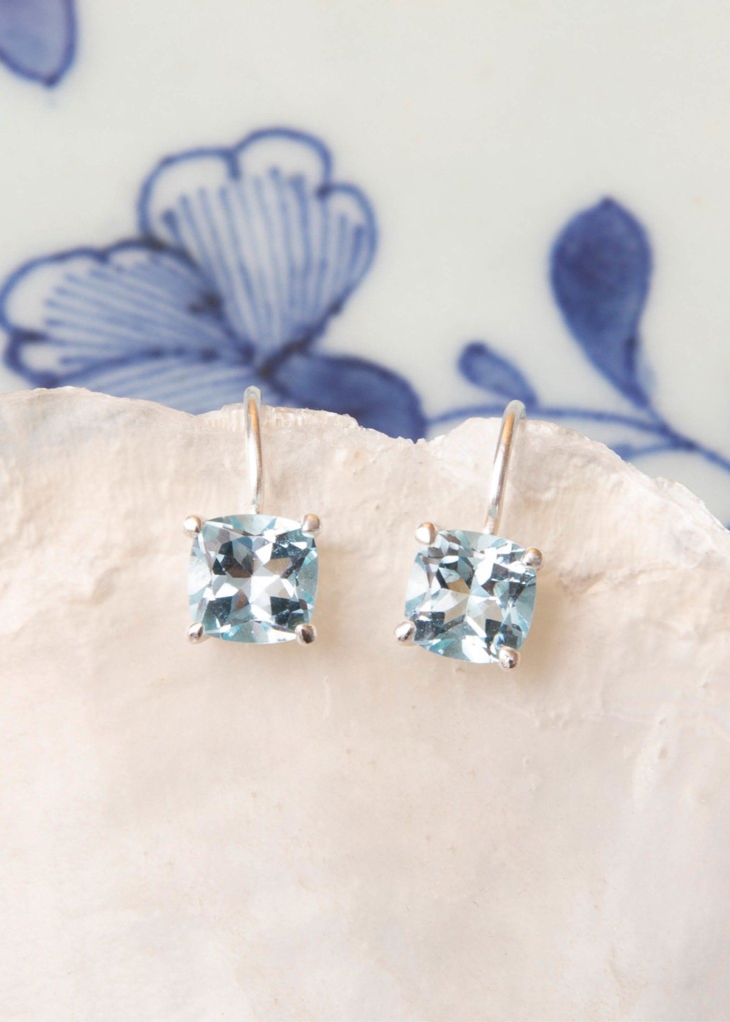 Smukke øreringe i 925 sterling sølv med store cushion slebne blå topas ædelsten fra carré jewellery 