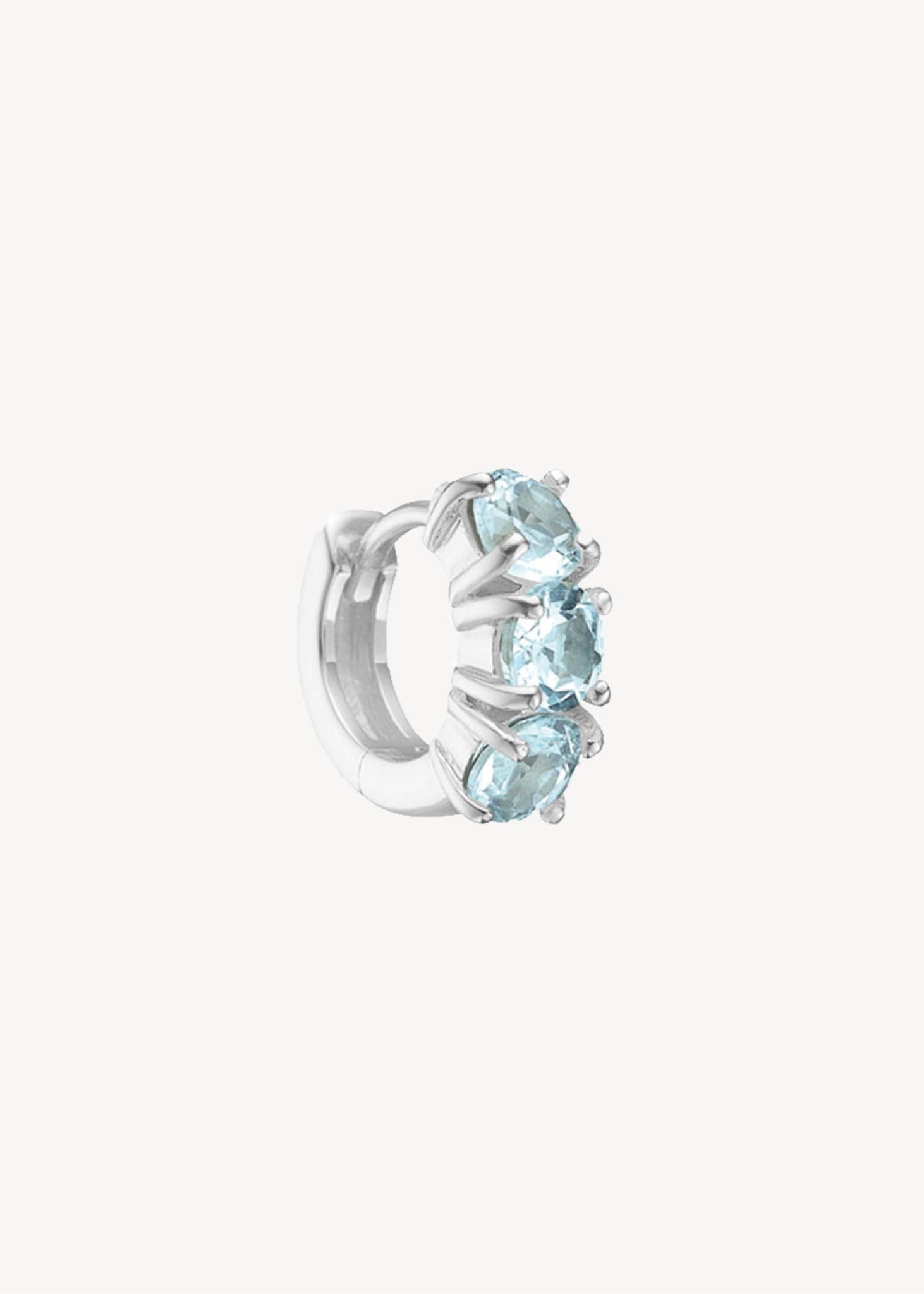 Lille huggie hoop i 925 allergivenligt sterling sølv med november måneds fødselssten, blå topas ædelsten i facetslibninger. Shop 1 cm huggie hoops i sølv på tilbud med blå sten her