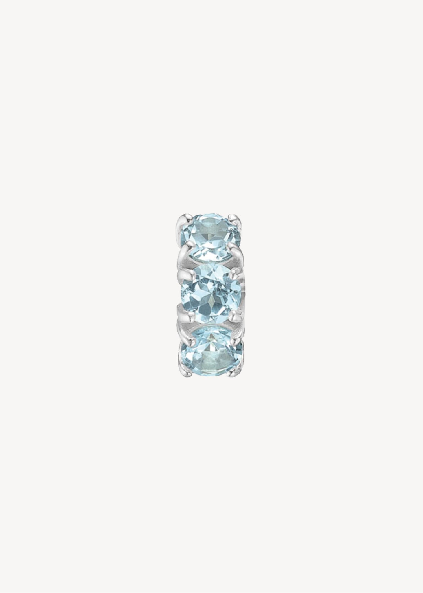 Huggie hoop fra carré jewellery i ægte sterling sølv med ægte blå topas ædelsten i facetslibninger på tilbud lige nu 