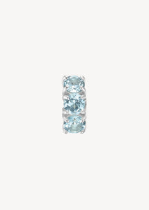 Huggie hoop fra carré jewellery i ægte sterling sølv med ægte blå topas ædelsten i facetslibninger på tilbud lige nu 