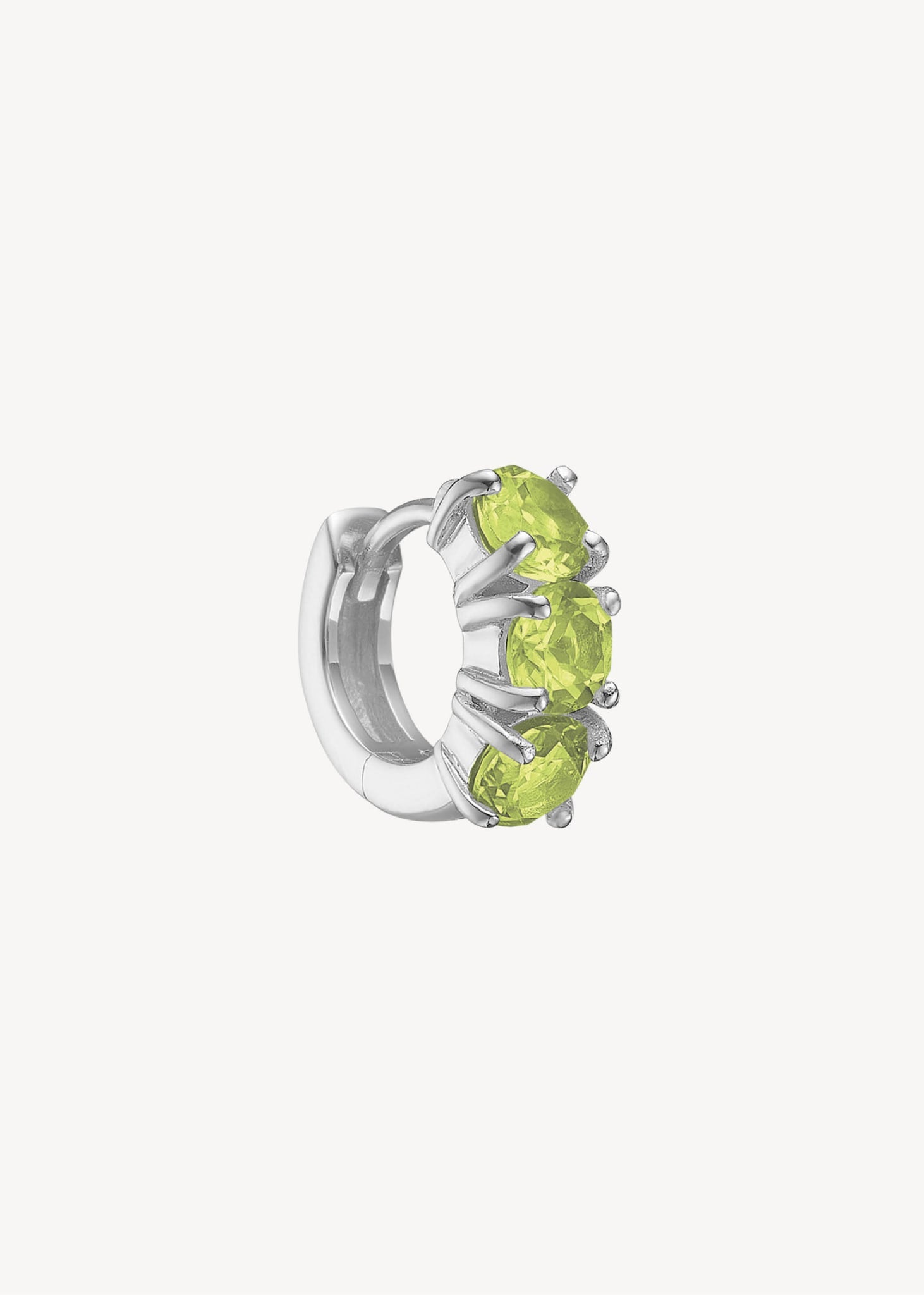 Lille huggie hoop i 925 vandfast sterling sølv sat med tre grønne peridot sten, der er augusts fødselssten, perfekt gave til hende med fødselsdag i august