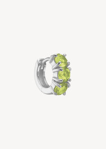 Lille huggie hoop i 925 vandfast sterling sølv sat med tre grønne peridot sten, der er augusts fødselssten, perfekt gave til hende med fødselsdag i august
