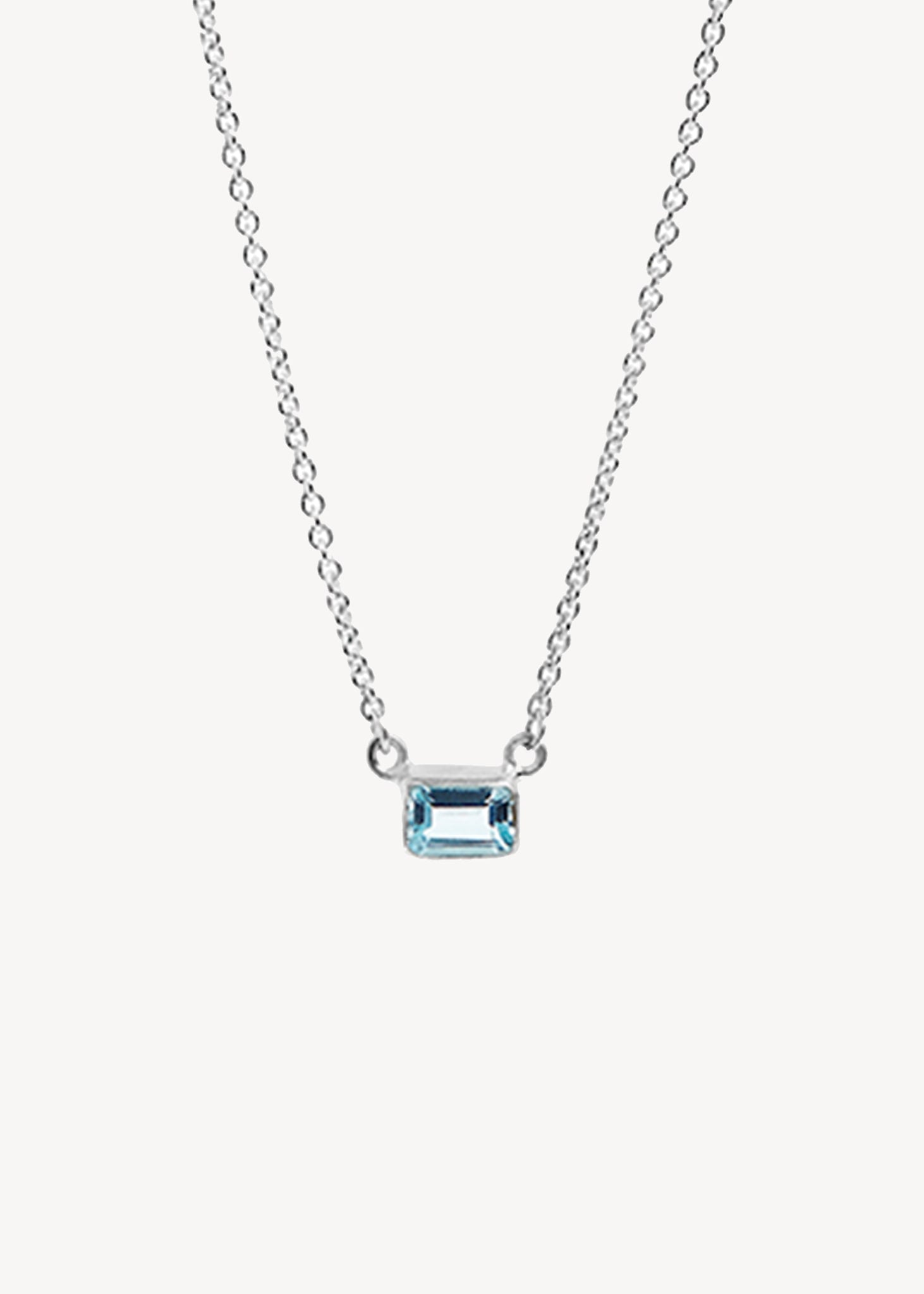 Halskæde i sterling sølv fra carré jewellery med blå topas vedhæng, der er novembers fødselssten på tilbud til under 500 kr hos carré jewellery