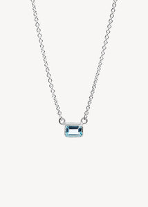 Halskæde i sterling sølv fra carré jewellery med blå topas vedhæng, der er novembers fødselssten på tilbud til under 500 kr hos carré jewellery