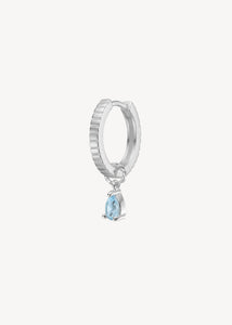Hoop ørering i sterling sølv med blå topas ædelsten charm til kun 100 kr hos Carré Jewellery 