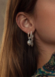 Hoops og charms i sølv med ægte ædelsten og blå topas, design dine egne øreringe hos Carré Jewellery