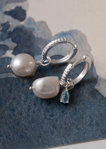 Perleøreringe i sølv med blå topas charms, design dine egne øreringe hos Carré Jewellery  