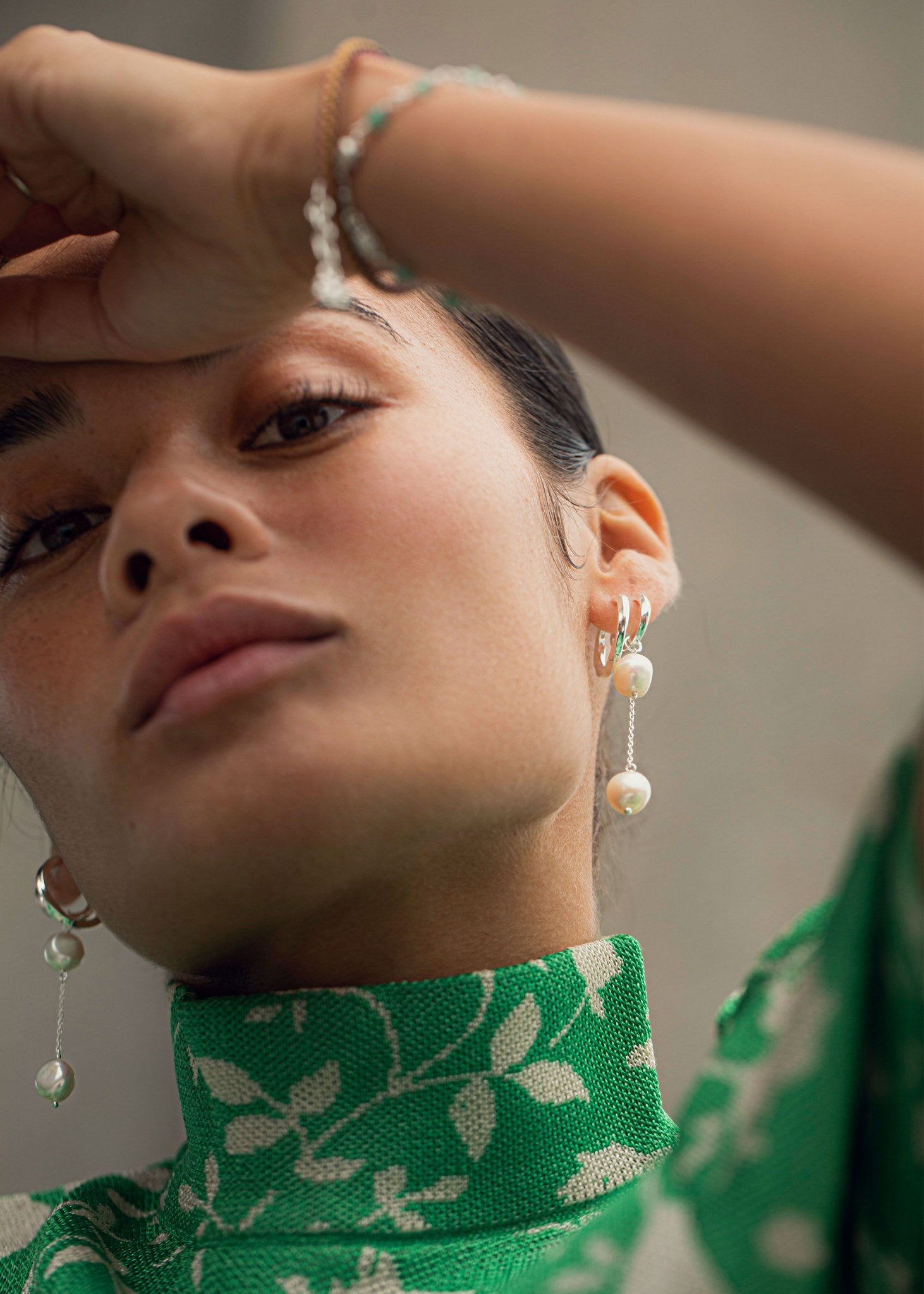 kvinde med store hoops og charms til øreringe med ferskvandsperler i sølv, design dine egne øreringe hos Carré jewellery 
