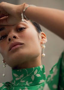 kvinde med store hoops og charms til øreringe med ferskvandsperler i sølv, design dine egne øreringe hos Carré jewellery 