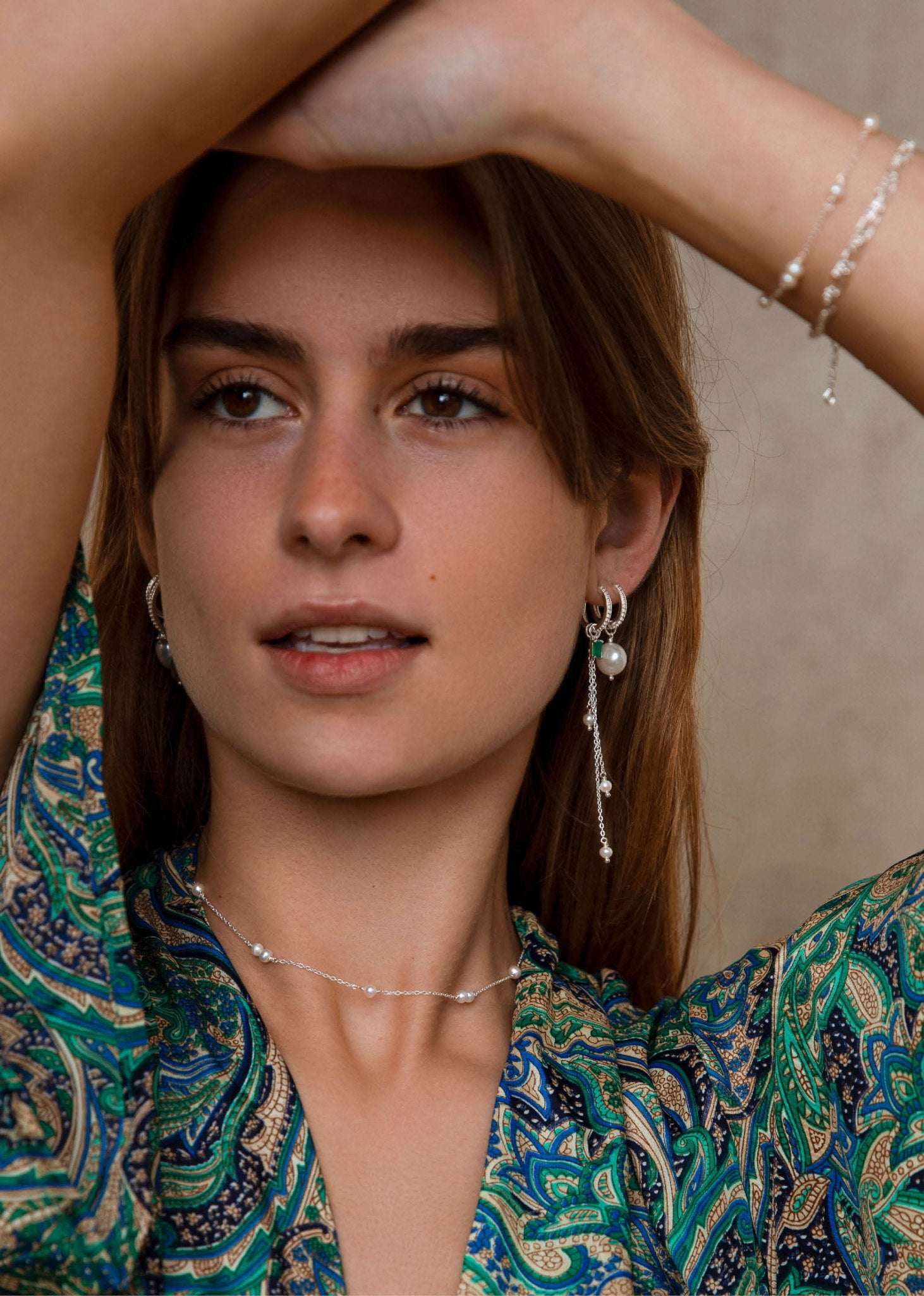 Kvinde med hoops og charms fra carré jewellery med ferskvandsperler i sterling sølv 