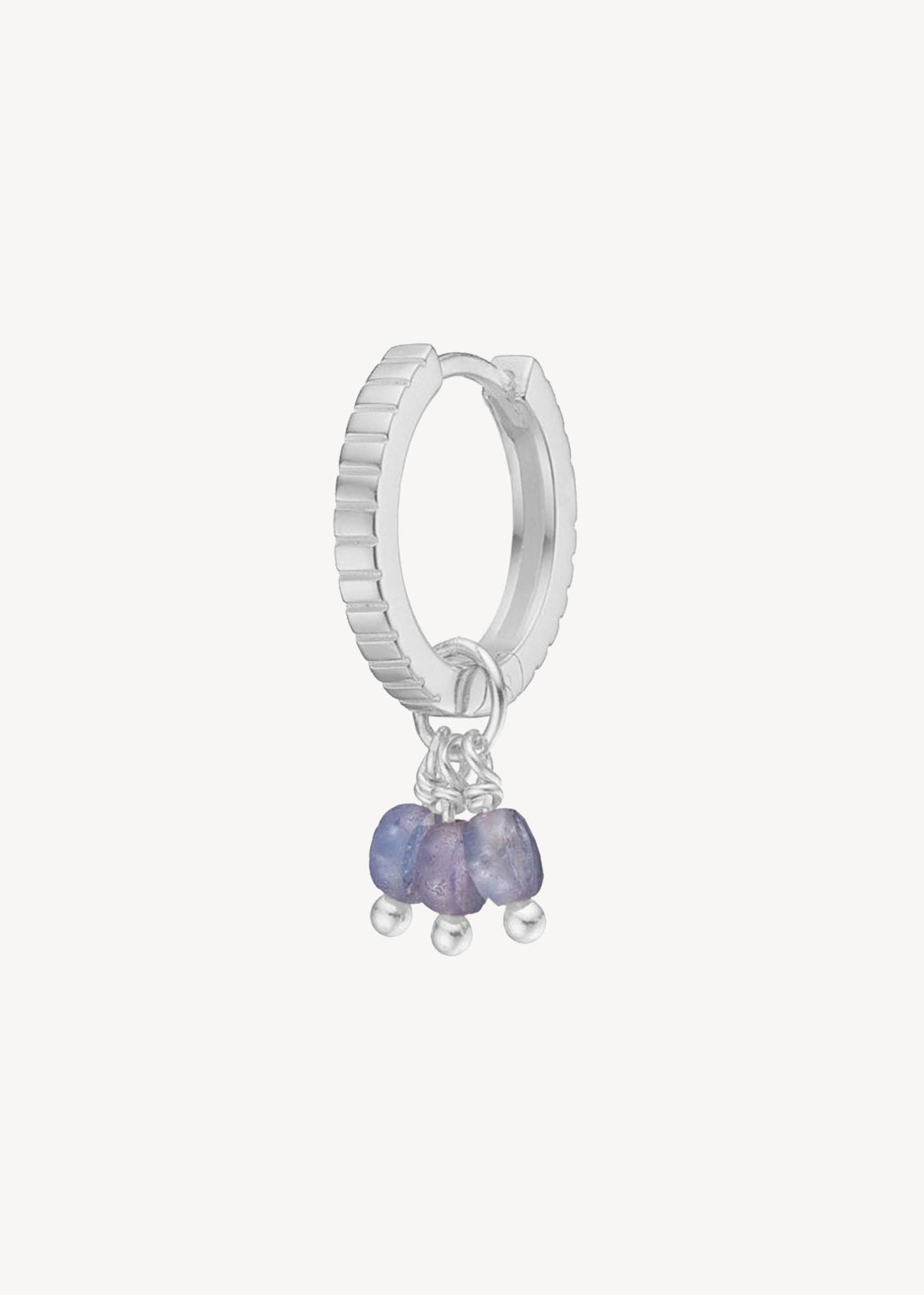 Hoop ørering i sterling sølv med sølv charm til ørering med lilla tanzanit fra carré Jewellery 
