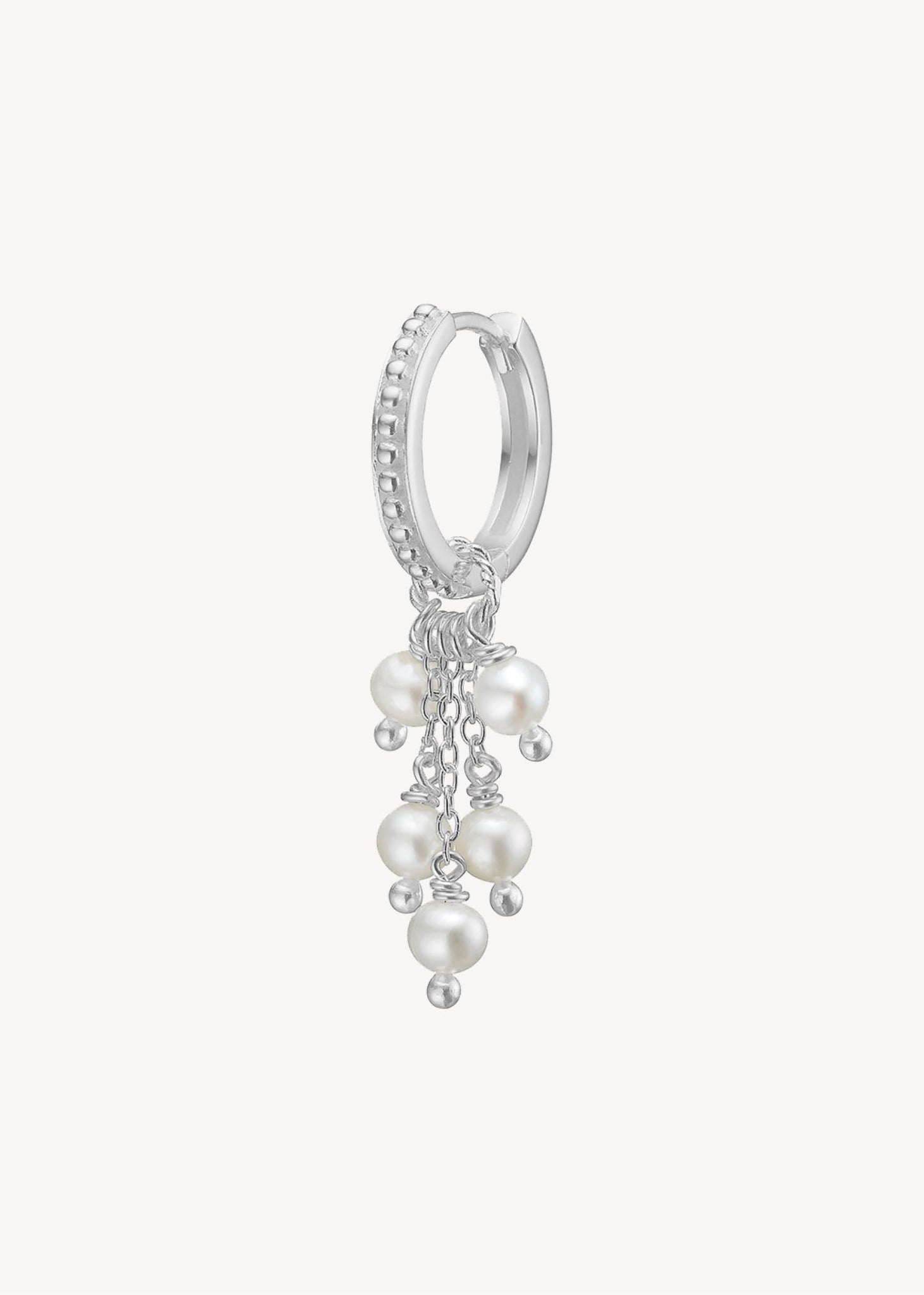 Lange perle hængeøreringe i sterling sølv med hoops og charms med ferskvandsperler fra carré jewellery