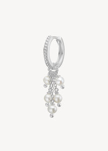 Lange perle hængeøreringe i sterling sølv med hoops og charms med ferskvandsperler fra carré jewellery