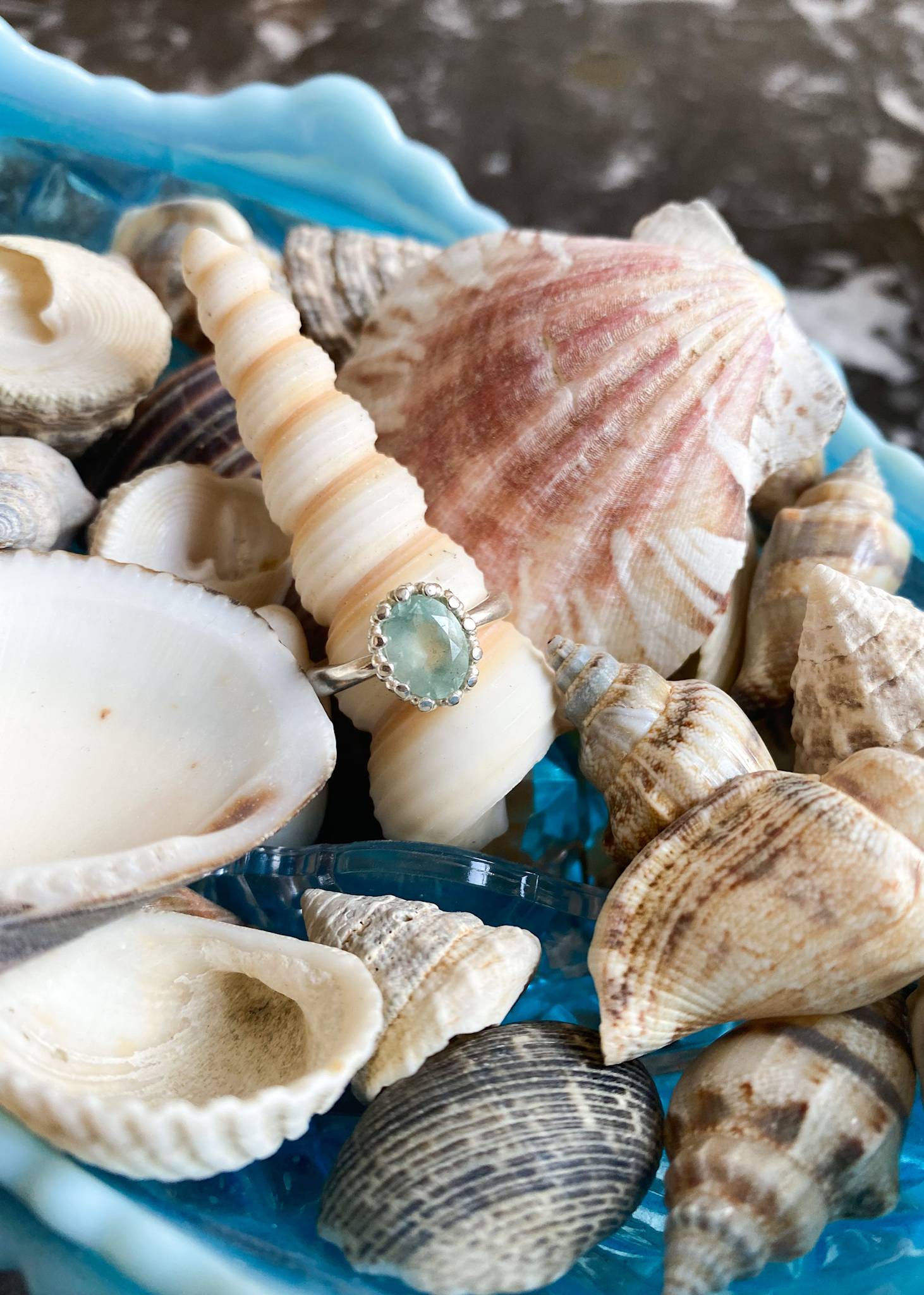 925 sterling sølv ring fra carré jewellery med blondekanter og blå topas ædelsten