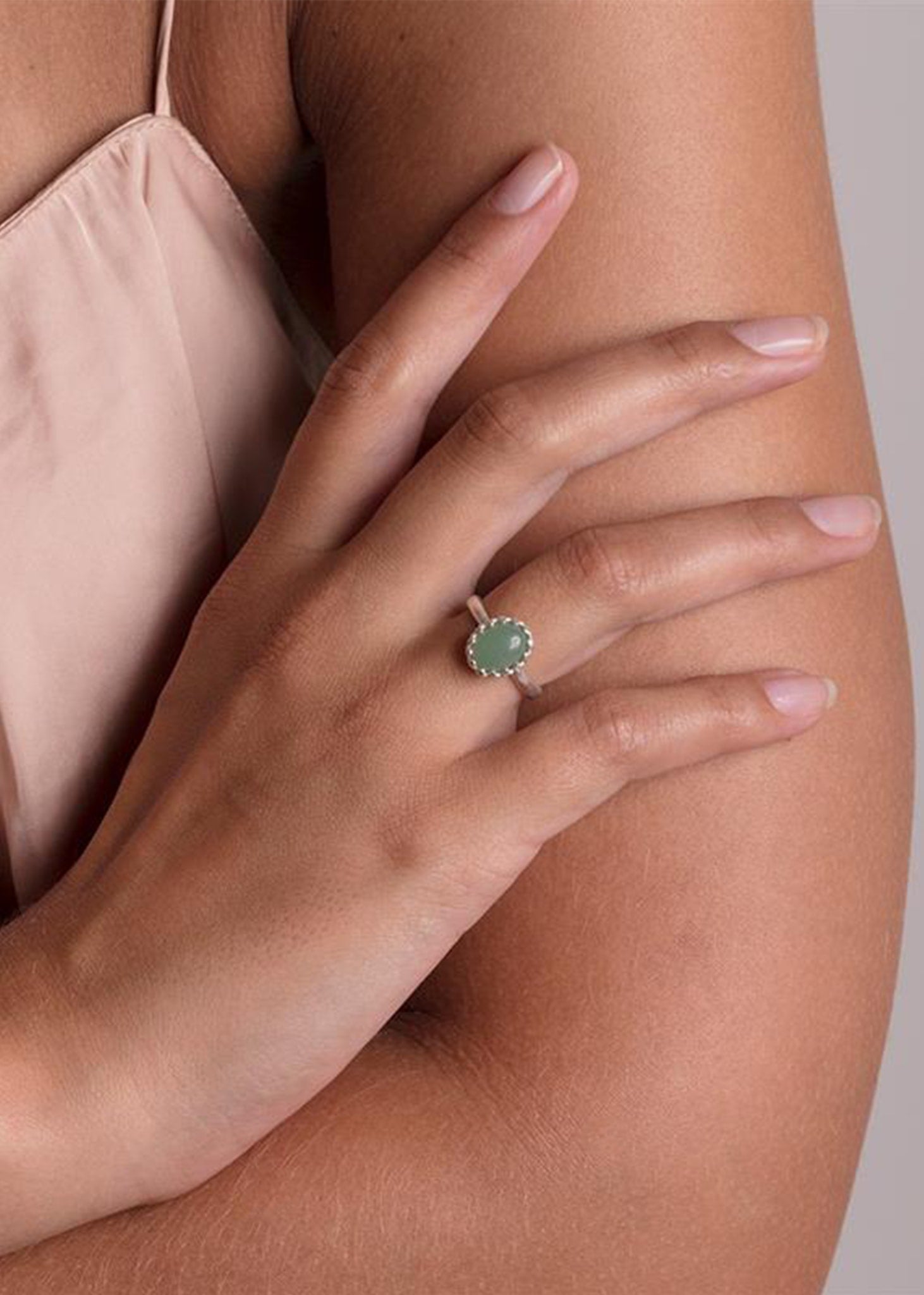 kvindehånd med en sterling sølv ring med blondekant og en grøn aventurin ædelsten