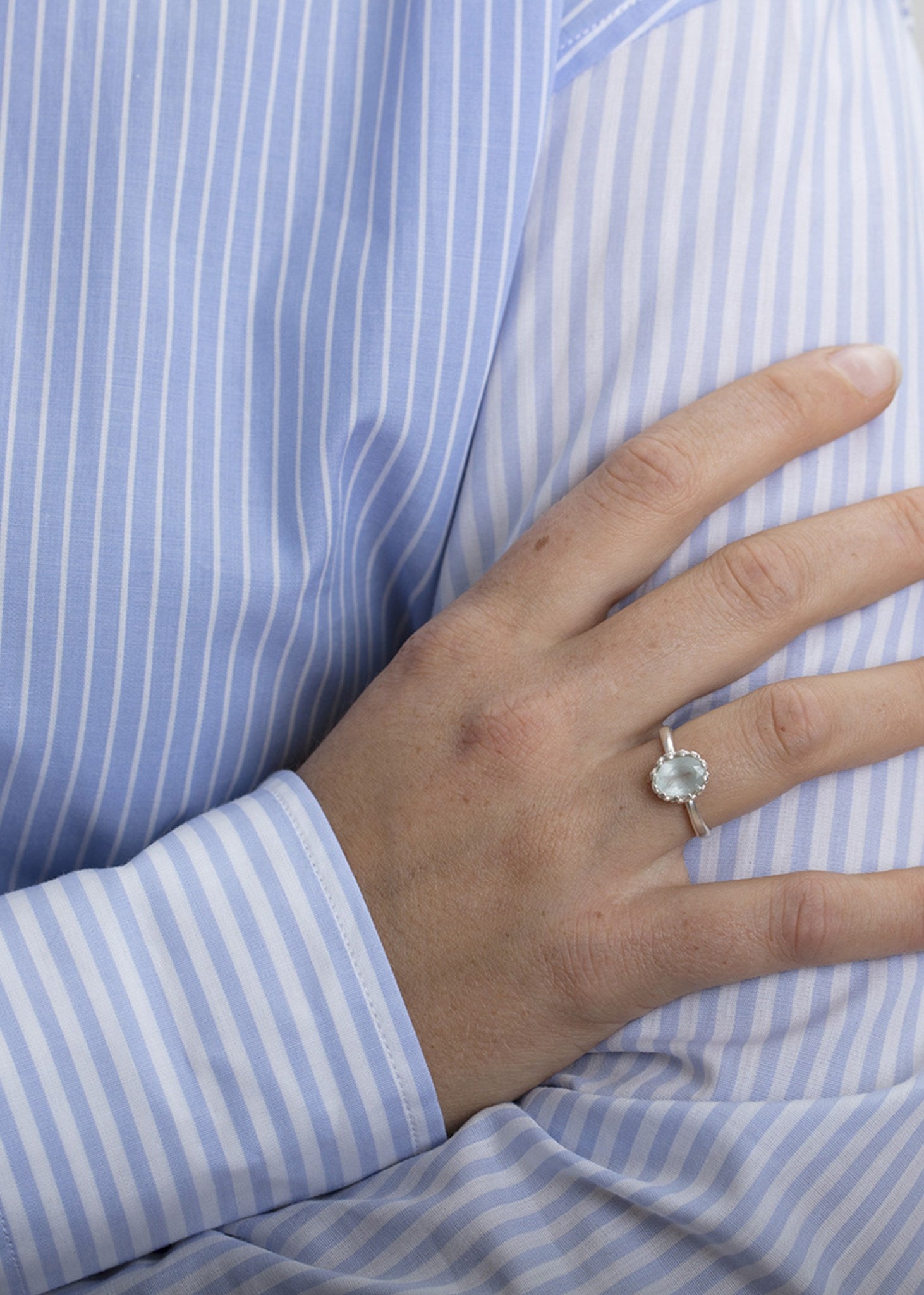 Ung kvinde med sterling sølv ring med blå topas ædelsten fra carré jewellery