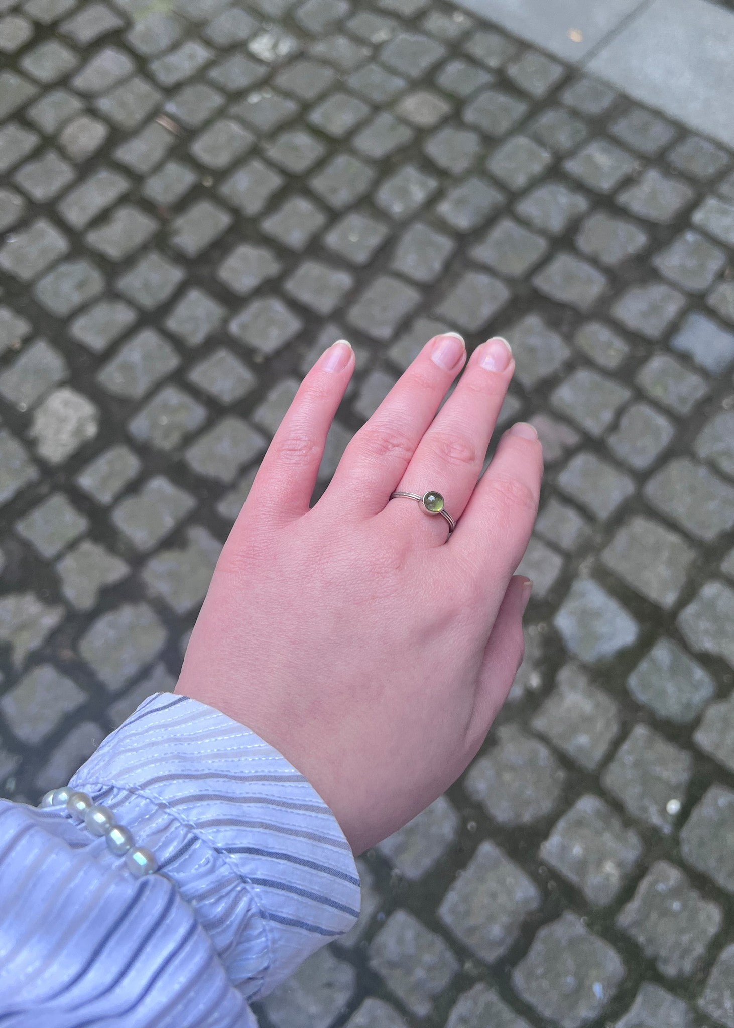 Ung kvinde med sterling sølv ring med grøn sten