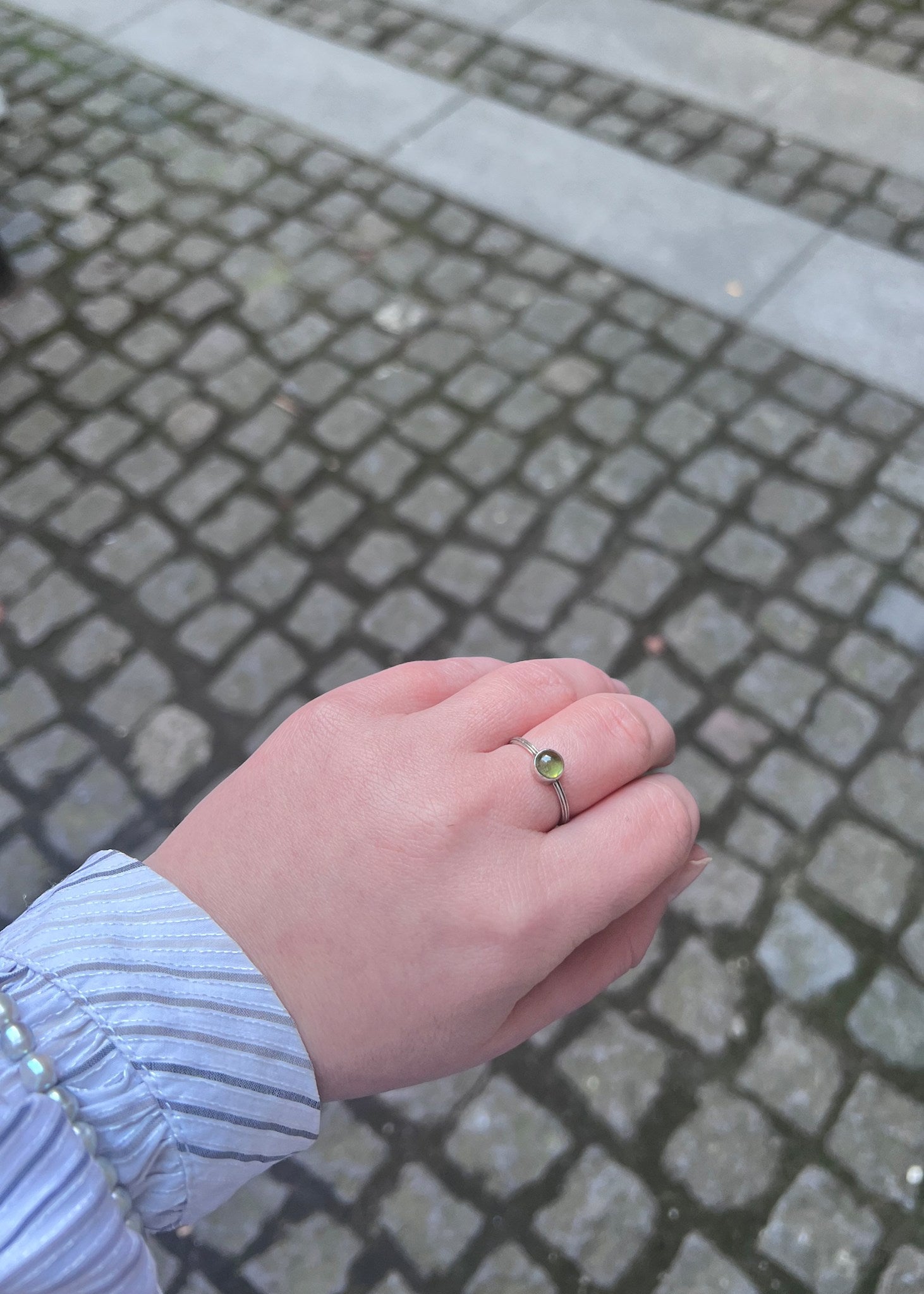 Ung kvinde med sølv ring med ægte grøn sten