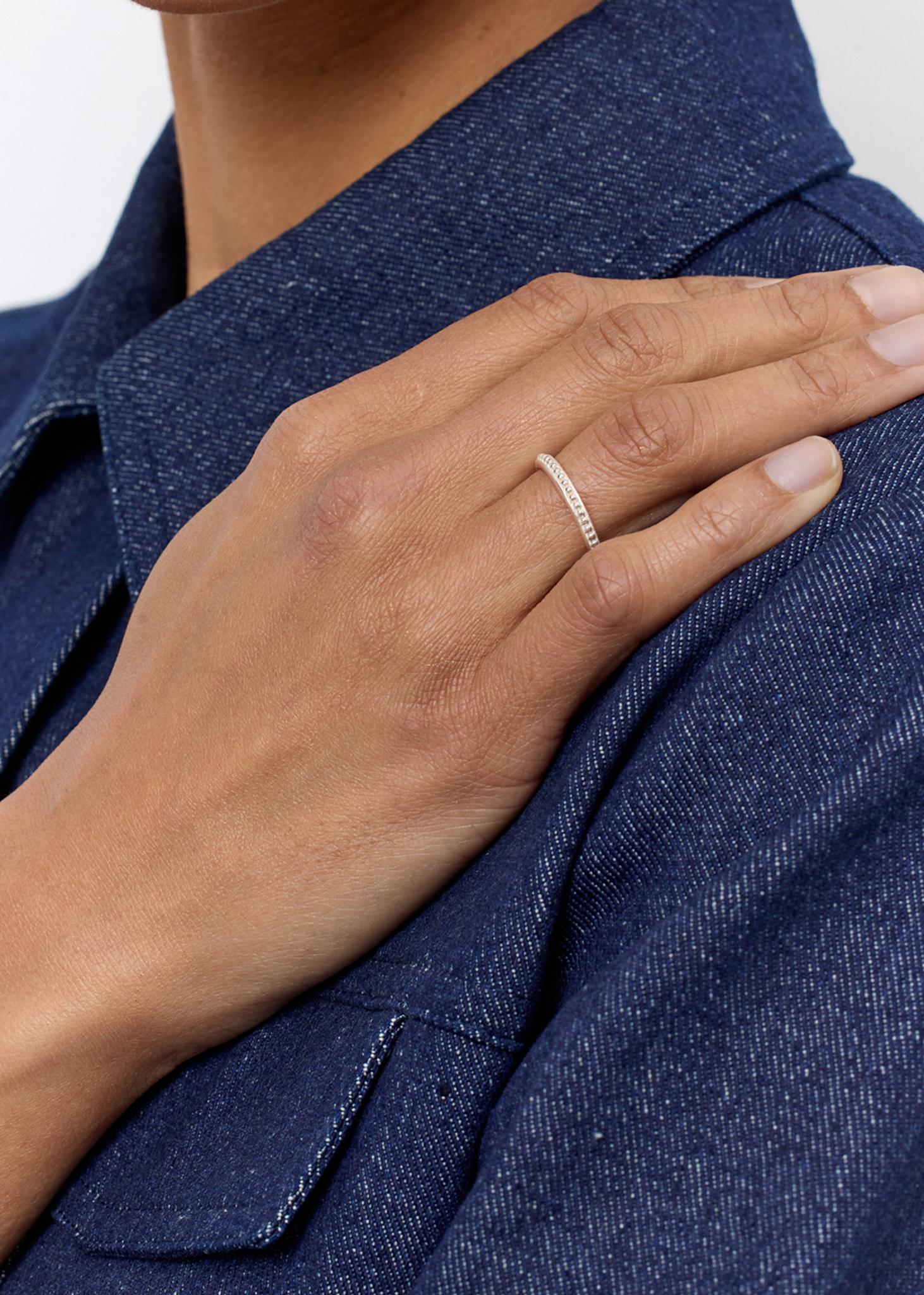 kvinde med byzantine ring fra carré jewellery i sterling sølv til stacking