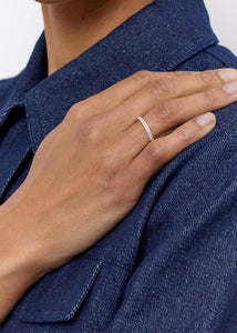 kvinde med byzantine ring fra carré jewellery i sterling sølv til stacking