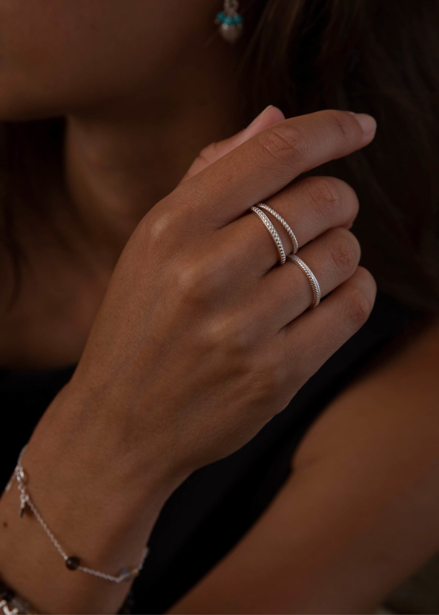 Kvinde med elegante ringe i ægte sterling sølv fra carré jewellery med mønstre til stacking